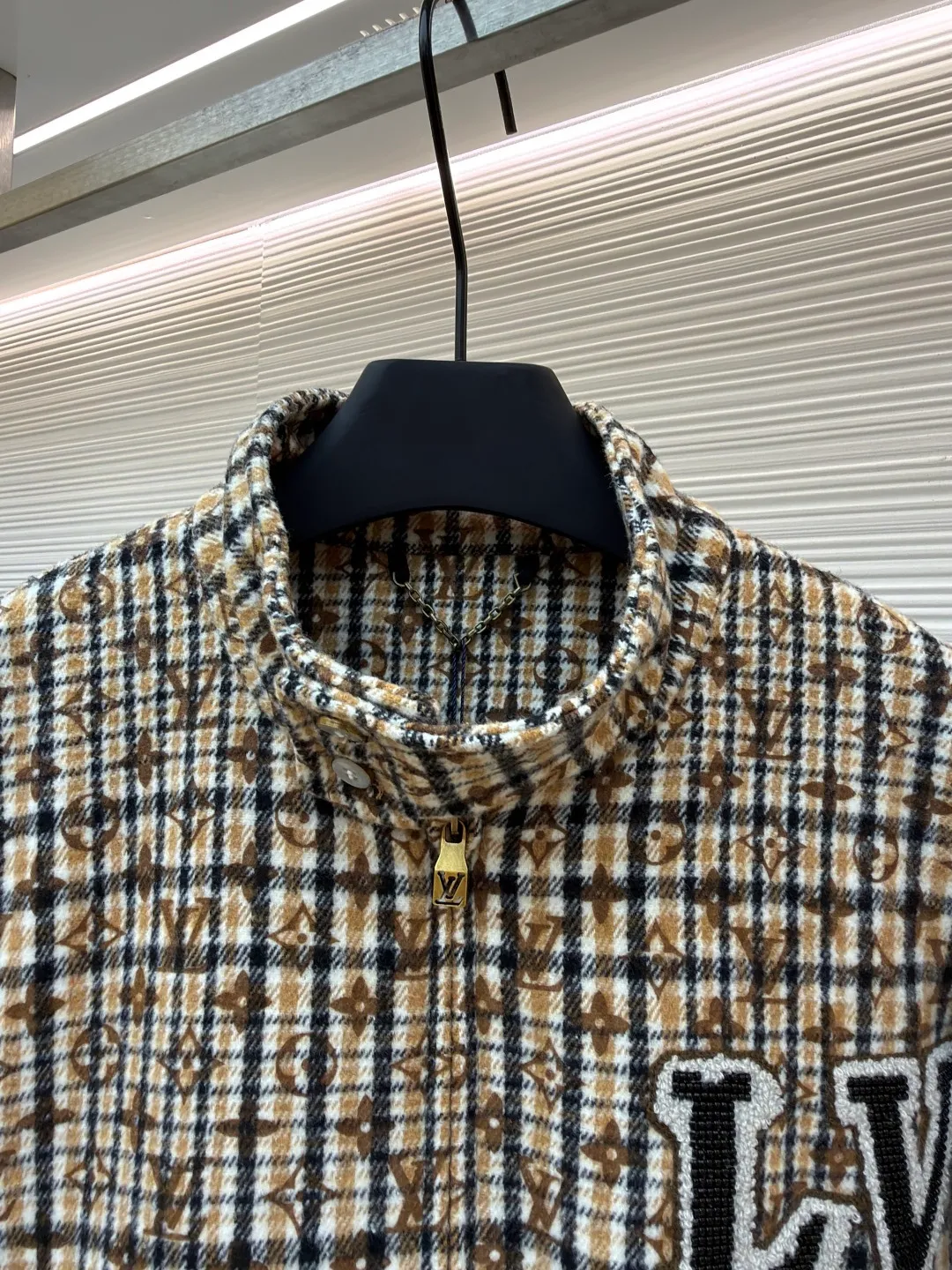 LOUIS VUITTON houndstooth presbyopic jacket ●Original version: Purchased and developed at 28599 ●Item number: 1681208-C45 ●Material: houndstooth fabric ●Technology: patch production ●Color: brown ●Version: Fitted version ●Weight: about 1050 grams ●Size: S-M-L-XL ●Description: Taking inspiration from the Dandy tailoring admired by British dog-walking gentlemen, with a full-frame Monogram The pattern revisits the Prince of Wales check. Beaded 1V patches and 1V Dog badges sit on the chest and back for an eclectic mix of preppy and edgy style. The overall routing is straight and delicate, the fabric is comfortable and soft, the color is consistent and there is no color difference, it can be matched with the same style to create a fashionable look, and can be used in various occasions, customized accessories, complete with three standards, the same style for men and women!